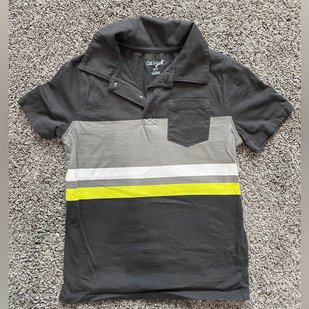 Boys Cat & Jack short sleeved polo shirt size s (6-7)
